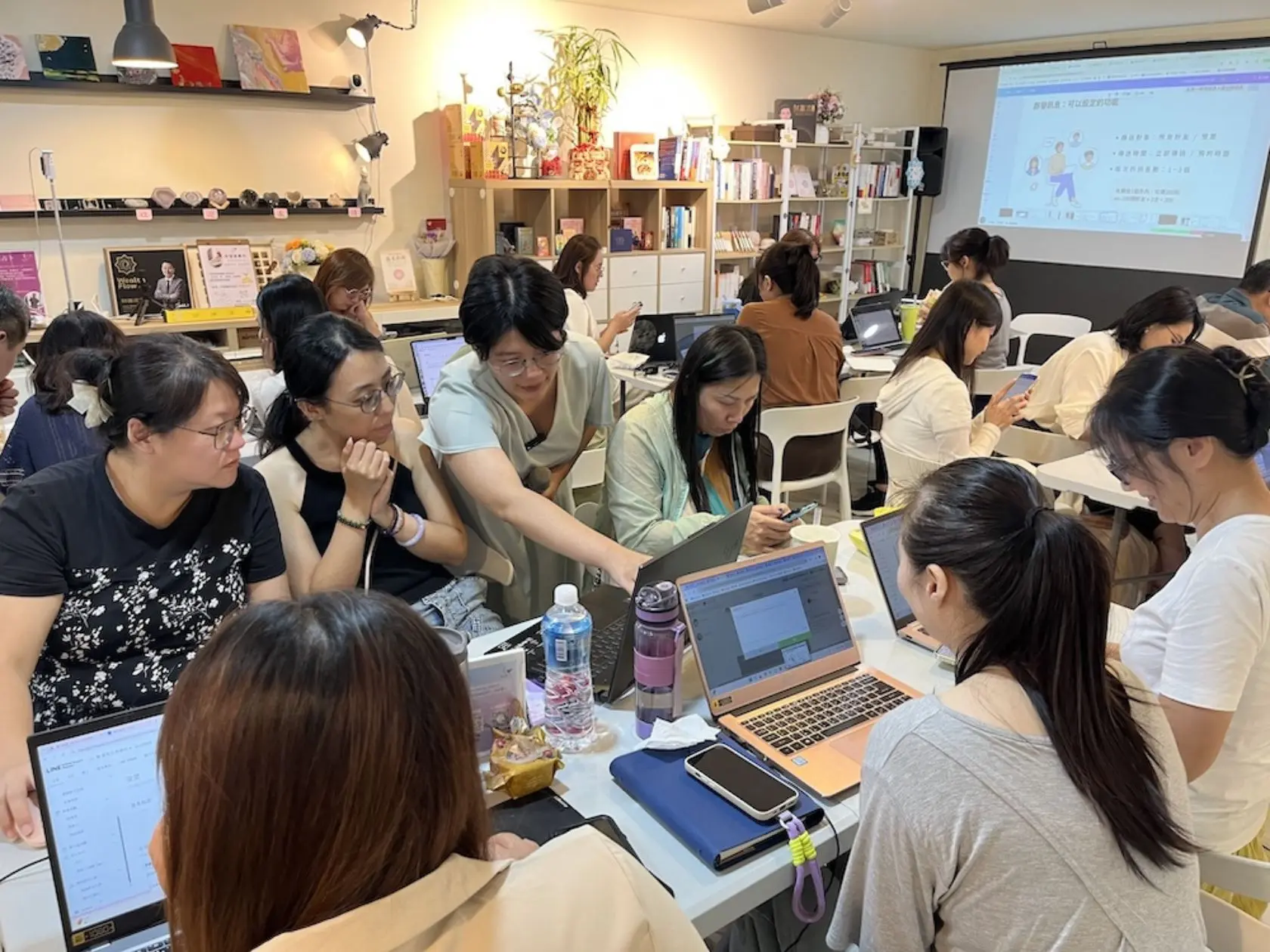 講課照片 20251001line帳號這樣做成交自然來台北場40人2